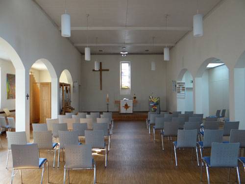 Bild Kirchenraum mit Blick auf den Altar