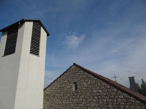 Bild Glockenturm mit Kreuz im Hintergrund