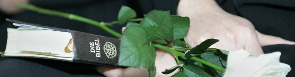 Bild Gesangbuch mit Blumen dekoriert