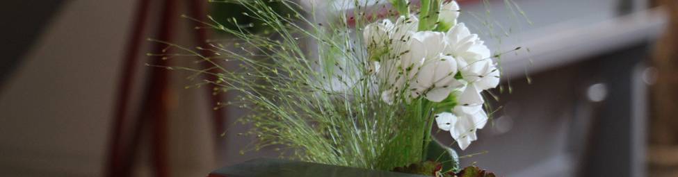 Bild kleiner Blumenstrauß an der Kirchenbank